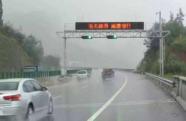 跑高速时突遇大暴雨该咋办？交警最后一次提醒，保命要靠这三招