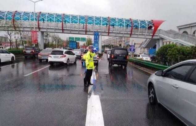 跑高速时突遇大暴雨该咋办？交警最后一次提醒，保命要靠这三招