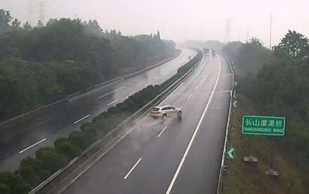 跑高速时突遇大暴雨该咋办？交警最后一次提醒，保命要靠这三招